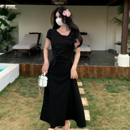 BY15535# 法式气质不对称斜领扭结花朵设计感收腰显瘦大码短袖连衣裙女 服裝批發女裝批發服飾貨源