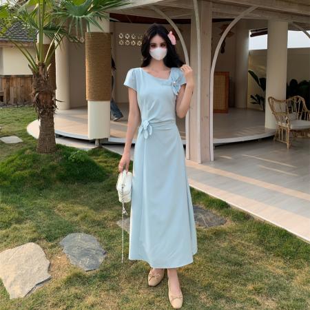 BY15535# 法式气质不对称斜领扭结花朵设计感收腰显瘦大码短袖连衣裙女 服裝批發女裝批發服飾貨源