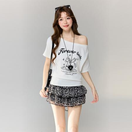 BY15585# 白色慵懒风斜肩短袖T恤女夏季字母印花辣妹露肩宽松上衣 服裝批發女裝批發服飾貨源