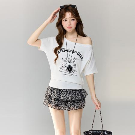 BY15585# 白色慵懒风斜肩短袖T恤女夏季字母印花辣妹露肩宽松上衣 服裝批發女裝批發服飾貨源