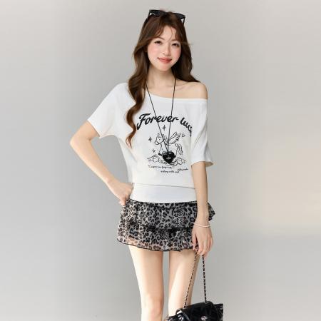 BY15585# 白色慵懒风斜肩短袖T恤女夏季字母印花辣妹露肩宽松上衣 服裝批發女裝批發服飾貨源