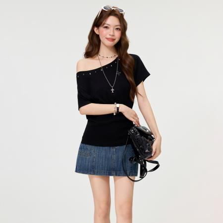 BY15591# 美式辣妹烫钻短袖T恤女刺绣一字斜领露肩慵懒宽松上衣夏 服裝批發女裝批發服飾貨源