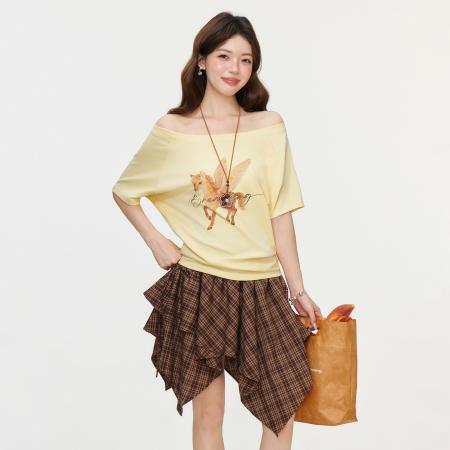 BY15601# 奶黄斜肩露肩印花短袖T恤女夏季辣妹一字肩宽松显瘦上衣 服裝批發女裝批發服飾貨源