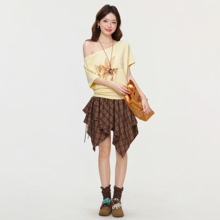 BY15601# 奶黄斜肩露肩印花短袖T恤女夏季辣妹一字肩宽松显瘦上衣 服裝批發女裝批發服飾貨源