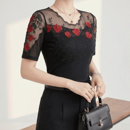 夏季新款女士花边刺绣圆领烫钻优雅短袖上衣网纱高弹透气收腰T恤 服裝批發女裝批發服飾貨源