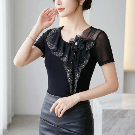 夏季新款斜领短袖重工烫钻优雅上衣女高弹网纱面料手工花朵配饰T 服裝批發女裝批發服飾貨源