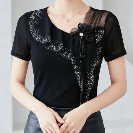 夏季新款斜领短袖重工烫钻优雅上衣女高弹网纱面料手工花朵配饰T 服裝批發女裝批發服飾貨源