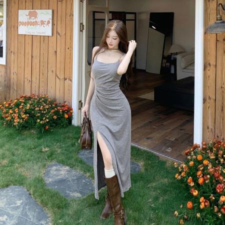 纯欲风皱褶显瘦吊带连衣裙夏季新款修身气质开叉包臀长裙 服裝批發女裝批發服飾貨源