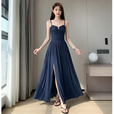 自带胸垫法式藏蓝海边拍照度假吊带长裙礼服裙出片穿搭开叉连衣裙 服裝批發女裝批發服飾貨源