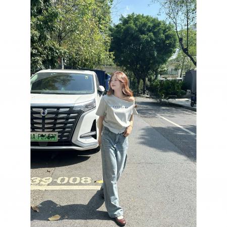 BY16202# 设计感斜肩字母短袖t恤女夏季短款露肩chic韩系上衣 服裝批發女裝批發服飾貨源