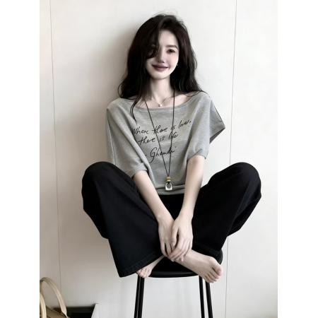 BY16328# 韩系设计感一字肩字母印花短袖t恤女夏季新款收腰不对称上衣 服裝批發女裝批發服飾貨源