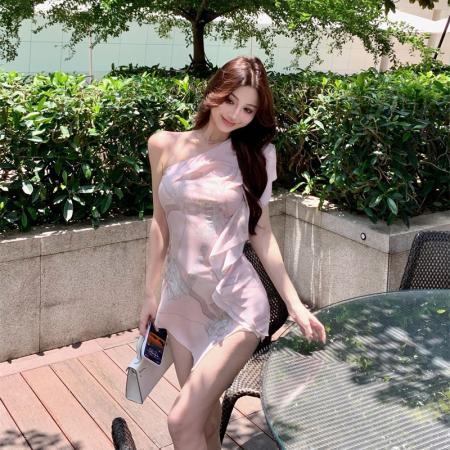 BY16385# 温香艳玉不规则设计感高级单肩荷叶边上衣 服裝批發女裝批發服飾貨源