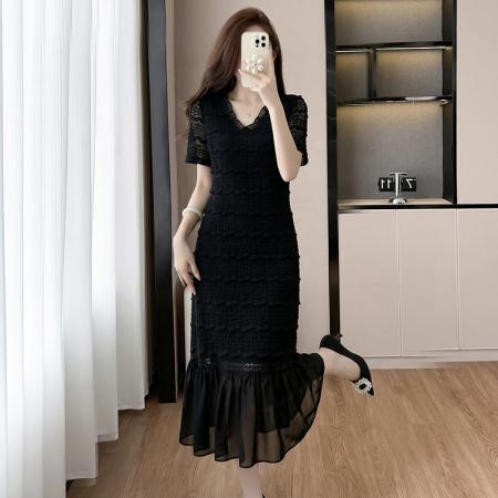 BY16485# 大码高端轻奢蕾丝肌理感连衣裙夏季优雅气质胖mm超显瘦小黑裙  服裝批發女裝批發服飾貨源