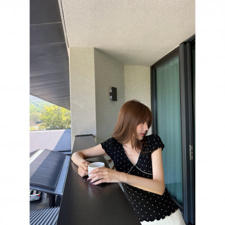 BY16842# 26夏上新波点花园黑色波点V领短袖上衣