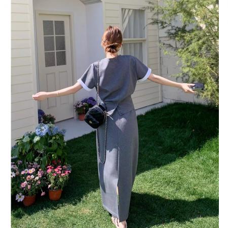 撞色拼接灰色半身裙套装女夏新款超火T恤两件套爆款高级感连衣裙  服裝批發女裝批發服飾貨源