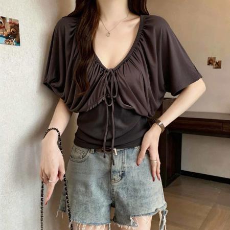 胖MM慵懒松弛感V领褶皱短袖T恤女夏季韩系设计感宽松绑带上衣  服裝批發女裝批發服飾貨源