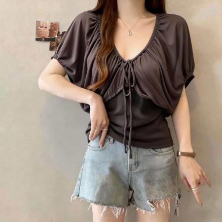胖MM慵懒松弛感V领褶皱短袖T恤女夏季韩系设计感宽松绑带上衣  服裝批發女裝批發服飾貨源