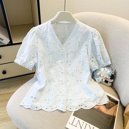 BY17308# 法式V领刺绣花朵镂空泡泡袖花边衬衫女春宽松减龄单排扣上衣