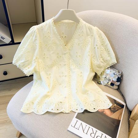 BY17308# 法式V领刺绣花朵镂空泡泡袖花边衬衫女春宽松减龄单排扣上衣