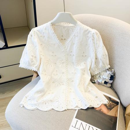 BY17308# 法式V领刺绣花朵镂空泡泡袖花边衬衫女春宽松减龄单排扣上衣