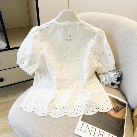BY17308# 法式V领刺绣花朵镂空泡泡袖花边衬衫女春宽松减龄单排扣上衣