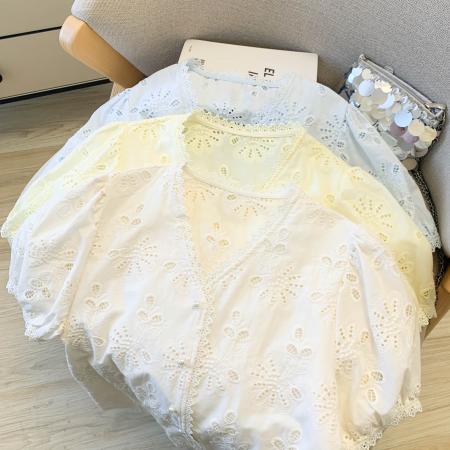 BY17308# 法式V领刺绣花朵镂空泡泡袖花边衬衫女春宽松减龄单排扣上衣