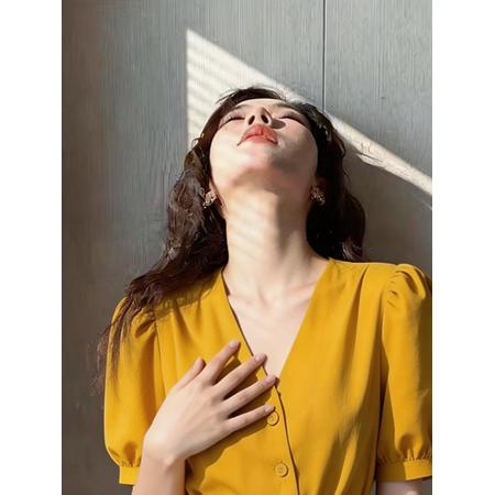 BY17425# 夏季法式复古收腰显瘦v领泡泡短袖西装衬衫女设计感小众绝美上衣