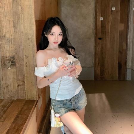 温柔感荷叶边印花一字肩衬衫夏日纯欲风露肩上衣女 服裝批發女裝批發服飾貨源