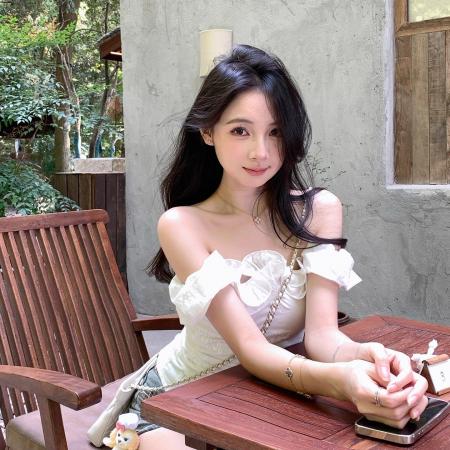 温柔感荷叶边印花一字肩衬衫夏日纯欲风露肩上衣女 服裝批發女裝批發服飾貨源