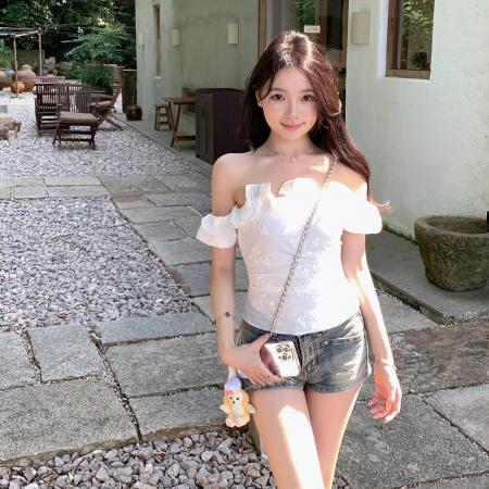 温柔感荷叶边印花一字肩衬衫夏日纯欲风露肩上衣女 服裝批發女裝批發服飾貨源