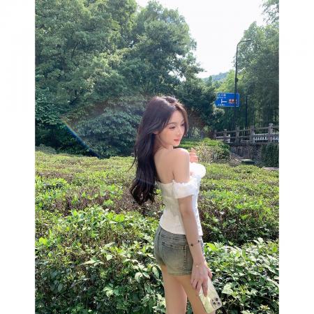 温柔感荷叶边印花一字肩衬衫夏日纯欲风露肩上衣女 服裝批發女裝批發服飾貨源