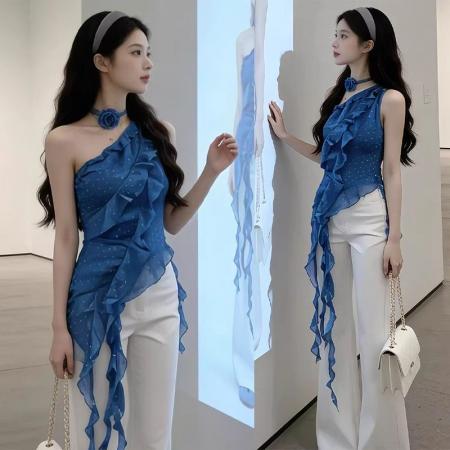 蓝色露肩波点雪纺吊带背心女夏纯欲气质修身显瘦不规则荷叶边上衣 服裝批發女裝批發服飾貨源