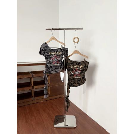 美式迷彩斜肩短袖T恤衫女夏季修身辣妹风字母印花露肩斜领短上衣 服裝批發女裝批發服飾貨源