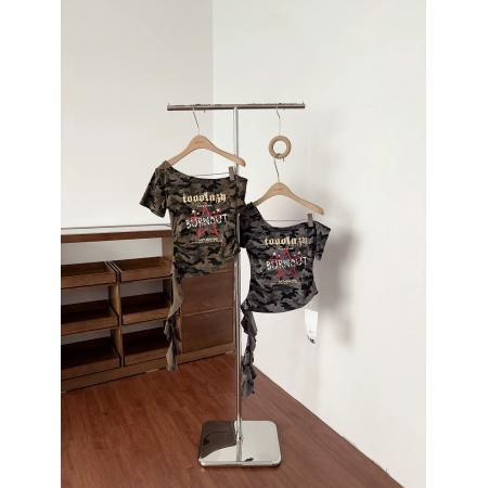 美式迷彩斜肩短袖T恤衫女夏季修身辣妹风字母印花露肩斜领短上衣 服裝批發女裝批發服飾貨源