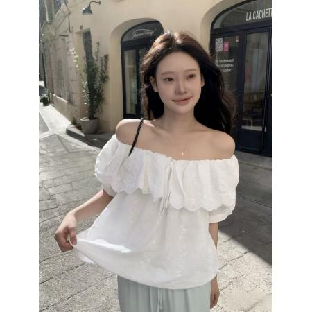 法式甜美风白色泡泡袖衬衫女夏季一字肩荷叶边刺绣纯欲风短款上衣 服裝批發女裝批發服飾貨源