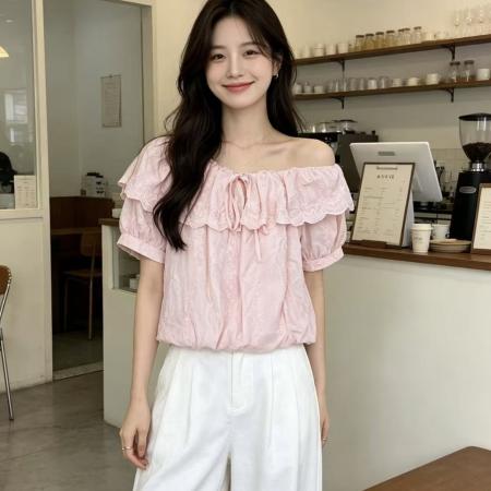 法式甜美风白色泡泡袖衬衫女夏季一字肩荷叶边刺绣纯欲风短款上衣 服裝批發女裝批發服飾貨源