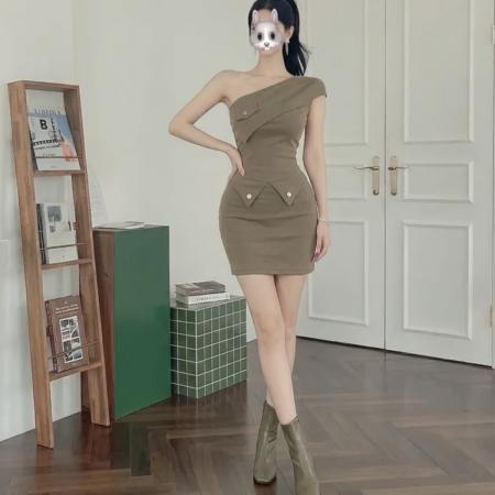 BY17702# 斜领露肩不规则金属扣包臀连衣裙 服裝批發女裝批發服飾貨源