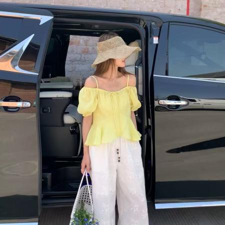 韩国chic春夏一字肩小衫下摆不规则荷叶边纯色泡泡袖雪纺衫上衣女 服裝批發女裝批發服飾貨源