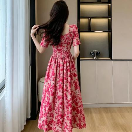 ins风夏季新款法式方领口印花碎花连衣裙女收腰显瘦长款度假裙子 服裝批發女裝批發服飾貨源