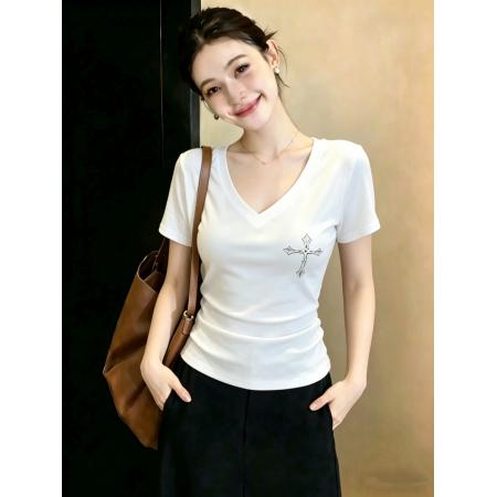 BY17919# ～胖MM大码设计感印花十字架T恤女纯欲掐腰显瘦正肩V领上衣 服裝批發女裝批發服飾貨源