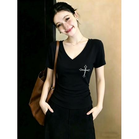 BY17919# ～胖MM大码设计感印花十字架T恤女纯欲掐腰显瘦正肩V领上衣 服裝批發女裝批發服飾貨源