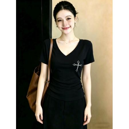 BY17919# ～胖MM大码设计感印花十字架T恤女纯欲掐腰显瘦正肩V领上衣 服裝批發女裝批發服飾貨源