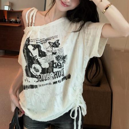 BY18005# 设计感斜肩吊带短袖T恤美女印花宽松显瘦上衣 服裝批發女裝批發服飾貨源