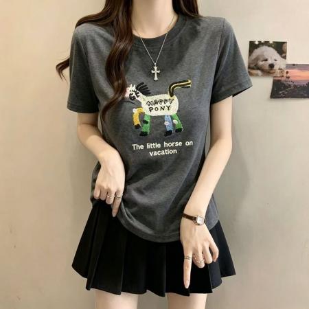 BY18034# 夏季新款刺绣小马短袖T恤女韩系设计感巨好看的正肩短款上衣 服裝批發女裝批發服飾貨源