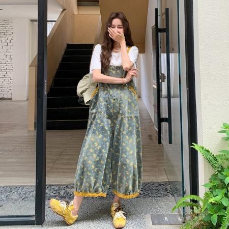 BY18117# 黄色巨好看碎花牛仔背带裤新款女夏超火减龄阔腿裤子  服裝批發女裝批發服飾貨源