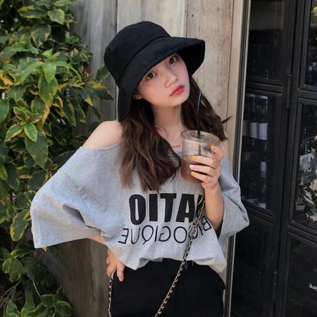 BY18217# 胖MM纯欲风一字领吊带露肩短袖T恤女300斤大码设计感宽松遮肚上衣  服裝批發女裝批發服飾貨源