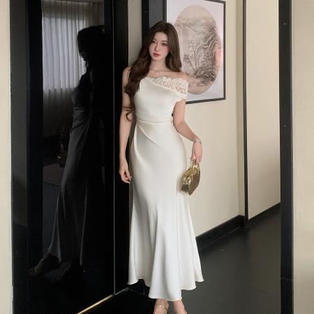 BY18357# 戛纳月光白色缎面轻礼服修身收腰斜肩扭结无袖连衣裙夏装女  服裝批發女裝批發服飾貨源