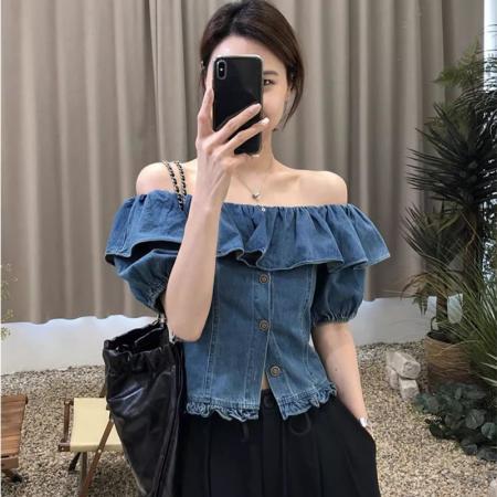 BY18373# 港风荷叶边短袖牛仔衬衫女夏天设计感复古别致一字领露肩辣妹上衣 服裝批發女裝批發服飾貨源