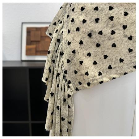 BY18407# 圆领正肩爱心植绒设计感短袖t恤女夏季新款修身不对称垫肩上衣服 服裝批發女裝批發服飾貨源