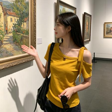 BY18453# 黄色斜肩短袖t恤女夏显瘦百搭露肩绑带设计辣妹上衣 服裝批發女裝批發服飾貨源
